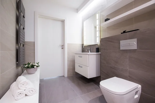 Просторная светлая ванная комната — стоковое фото