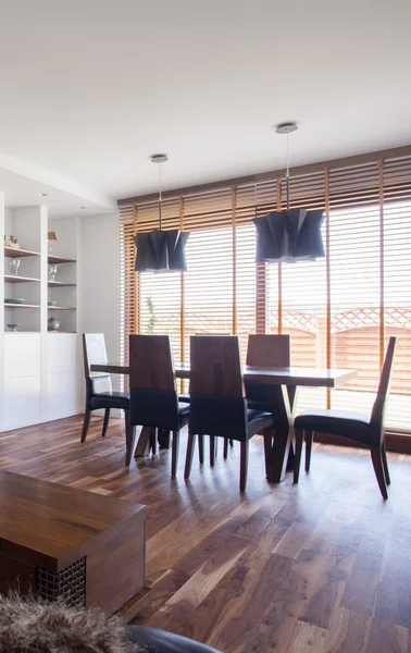 Salle à manger avec grandes fenêtres — Photo