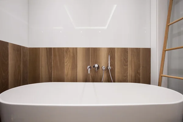 Большая ванна в стильной ванной — стоковое фото
