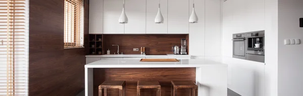 Kitchen island in wood kitchen — Stock Photo, Image