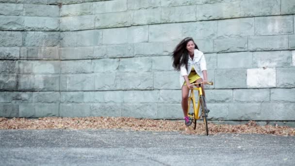 Chica afroamericana con bicicleta — Vídeos de Stock