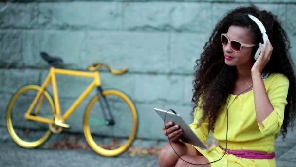 Chica feliz escuchando música — Vídeos de Stock