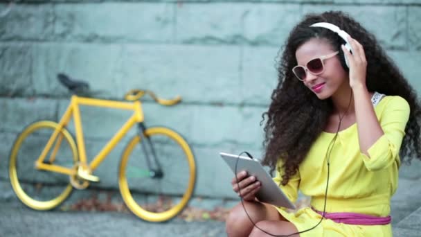 Mulher ouvindo música — Vídeo de Stock