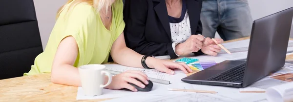 Lavoratori creativi che lavorano a casa — Foto Stock