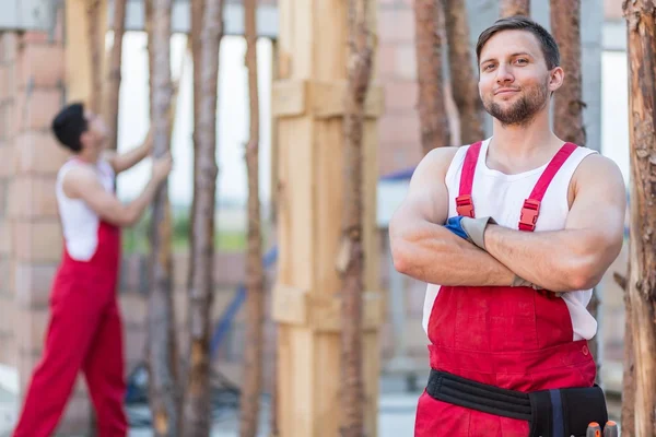 Glücklicher junger Arbeiter — Stockfoto