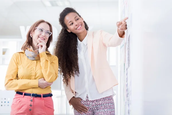 Mujeres de negocios preparando la presentación —  Fotos de Stock