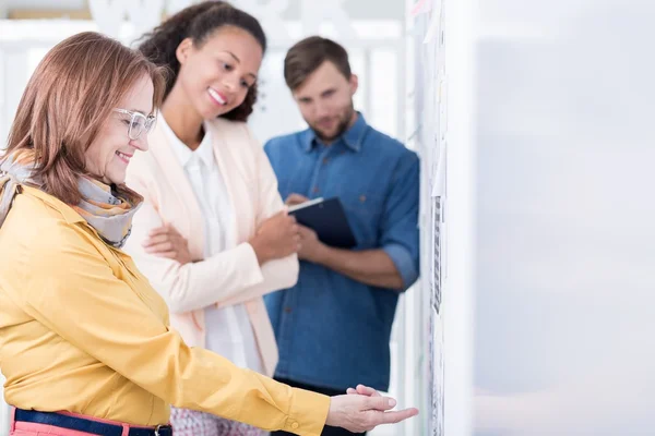 Empresarios que preparan oferta comercial — Foto de Stock