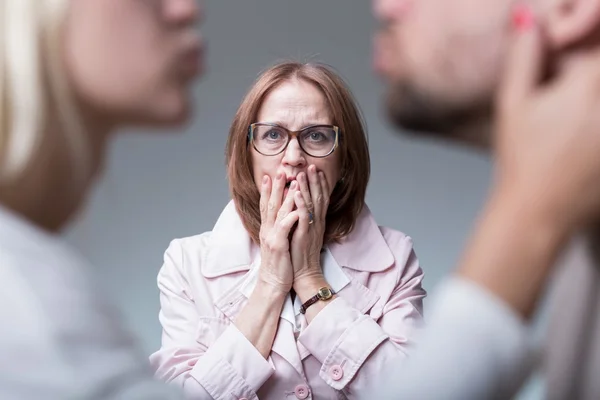 Betrügerische Ehefrau erwischt — Stockfoto