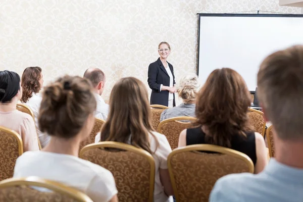 Pople sitter i konferensrum — Stockfoto