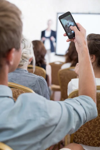 Student nemen foto tijdens de conferentie — Stockfoto