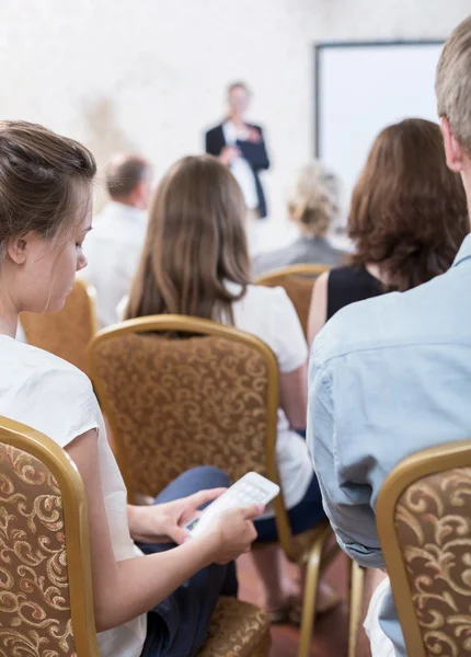 Studente che utilizza il telefono durante la conferenza — Foto Stock