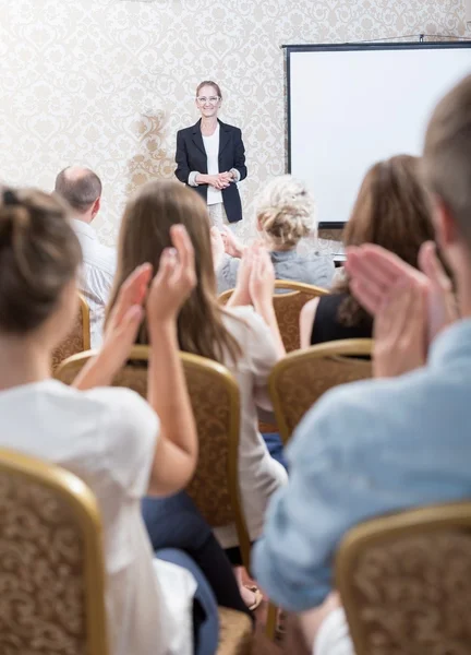 Audiencia aplaudiendo profesor después de la conferencia — Foto de Stock