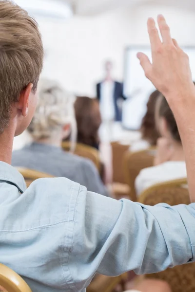 Mann nimmt an Podiumsdiskussion teil — Stockfoto