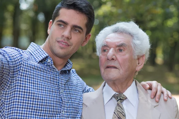 Hombre mayor y su hijo — Foto de Stock