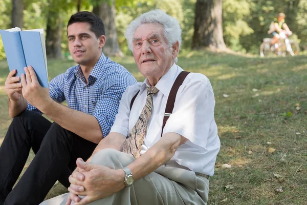 Vecchio e suo nipote — Foto Stock