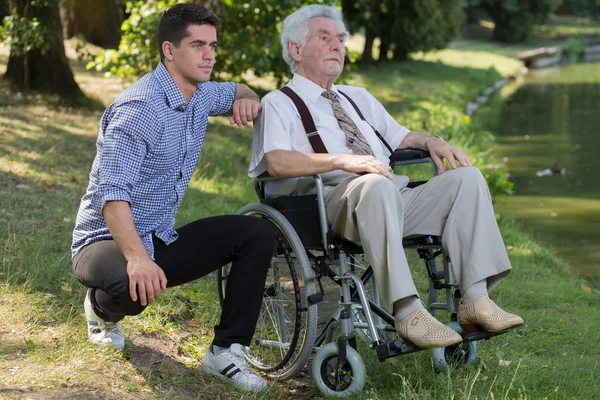 Pensionerad person och manlig vårdare — Stockfoto