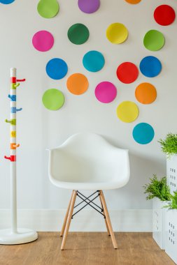Beyaz sandalye ve renkli noktalar