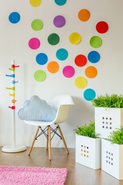 Yürümeye başlayan çocuk için renkli oyun oda iç