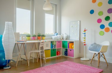 Yürümeye başlayan çocuk için renkli oyun oda iç