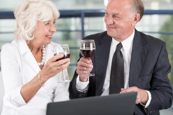 Beber vinho durante a reunião — Fotografia de Stock