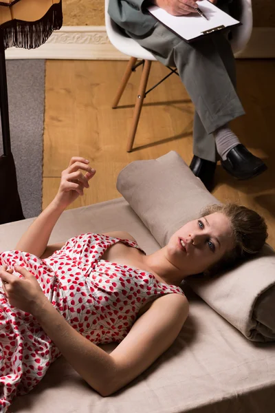 Young woman during psychoanalytic therapy — Stock Photo, Image