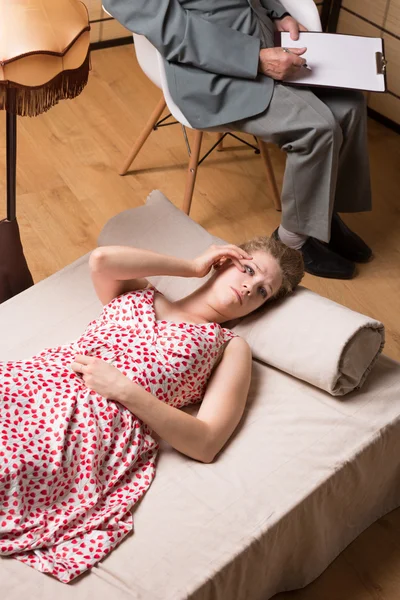 Psychoterapeuta i nimfomanka kobieta — Zdjęcie stockowe