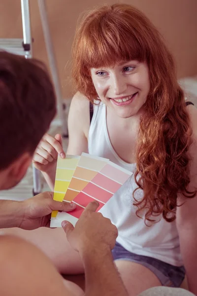 Mujer soñando con dormitorio amarillo — Foto de Stock