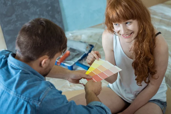 Couple going to painting walls — Stock Photo, Image