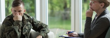 Profesyonel bir terapist ziyaret asker