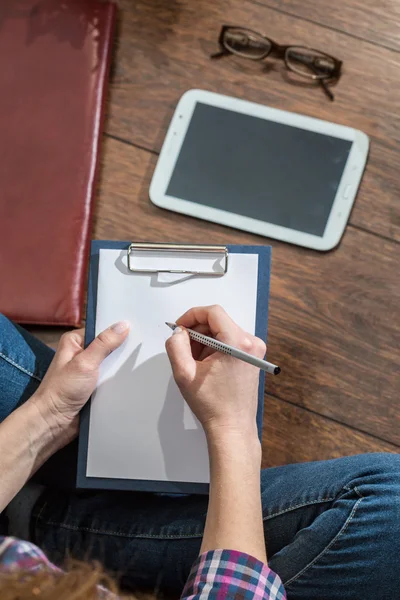 Taking notes on the clipboard — Stock Photo, Image