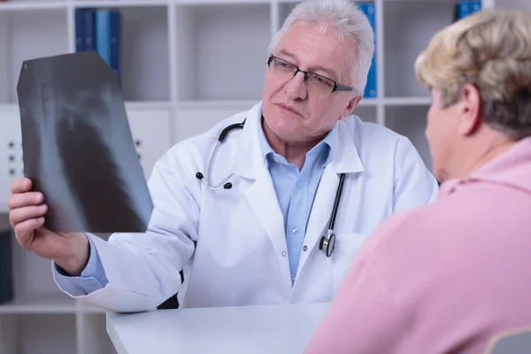 Médico sabe tudo — Fotografia de Stock