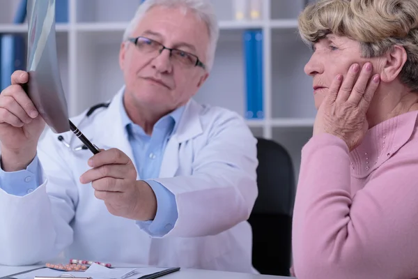 Showing something on x-ray photo — Stock Photo, Image