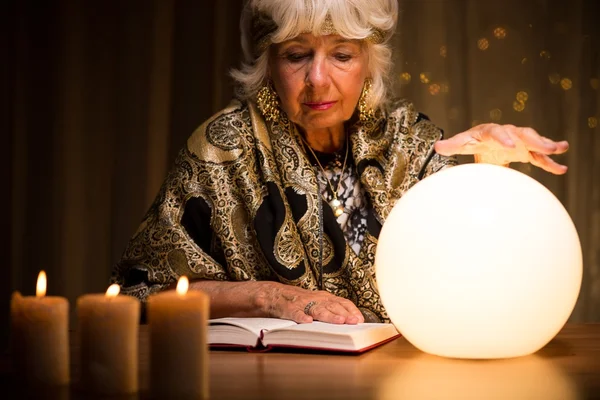 Usando bola de cristal — Fotografia de Stock