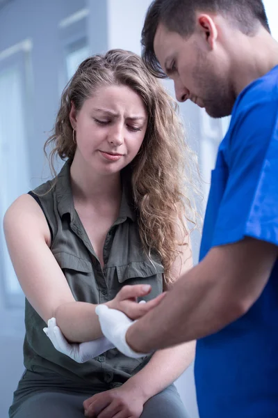 Doctor examining patient — Stock Photo, Image