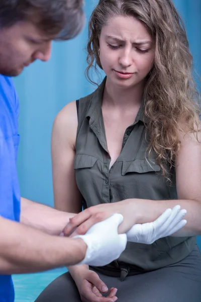 Femme avec contusion de la main — Photo