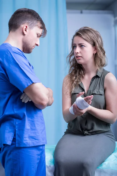 Mujer hablando con el trabajador de emergencia —  Fotos de Stock