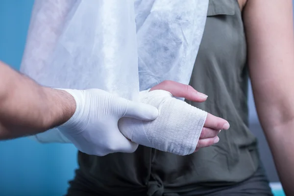 Mujer con la mano vendada — Foto de Stock