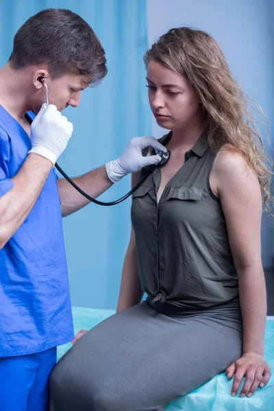 Γιατρός εξετάζει Θηλυκός ασθενής — Φωτογραφία Αρχείου