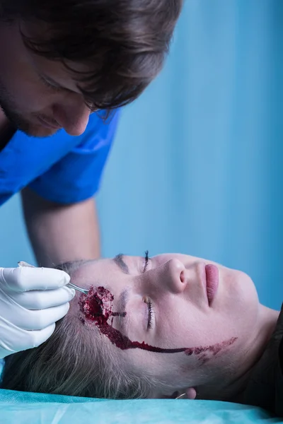 Kadın yaralı kafa ile — Stok fotoğraf