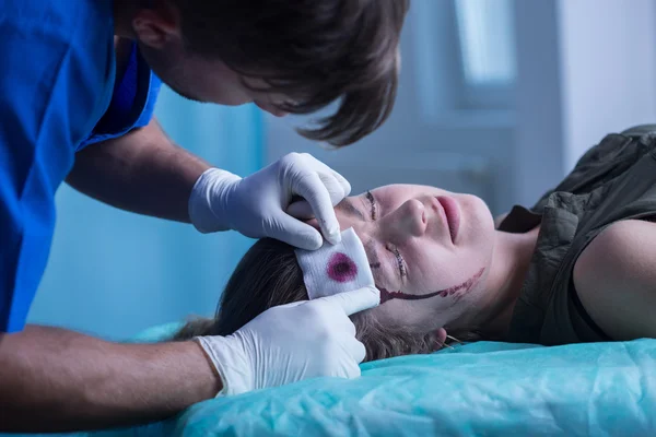 Männlicher Chirurg beim Verband der Wunde — Stockfoto