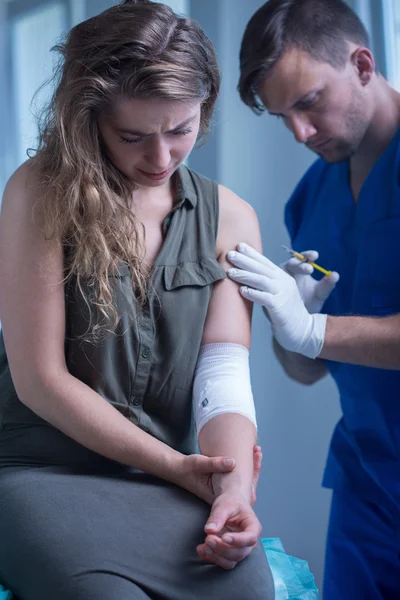 Tetanus toxoid injection after accident — Stock Photo, Image