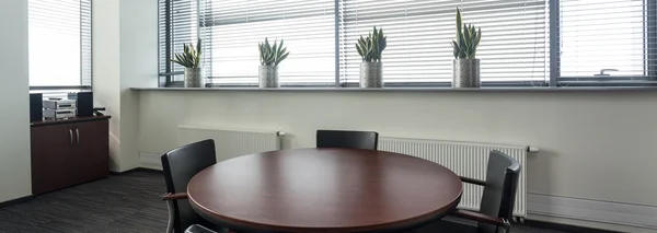 Ronde tafel voor zakelijke bijeenkomst — Stockfoto