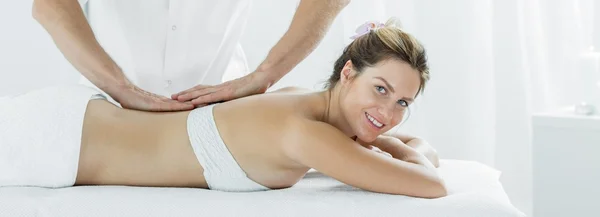 Улыбающаяся женщина во время расслабляющего массажа — стоковое фото