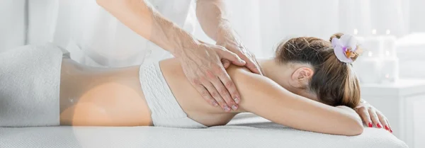 Frau bei Massagetherapie — Stockfoto