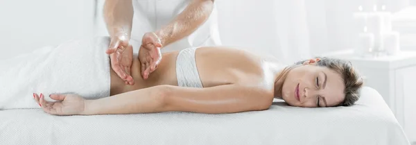 Mulher durante a massagem corporal terapêutica — Fotografia de Stock