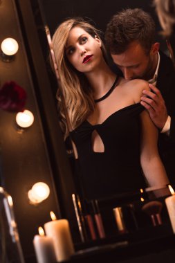 Yakışıklı adam öpüşme seksi kadın
