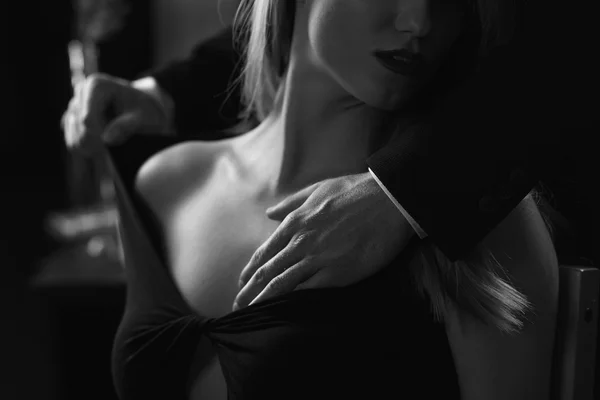 Мужские руки касаются женского бюста — стоковое фото