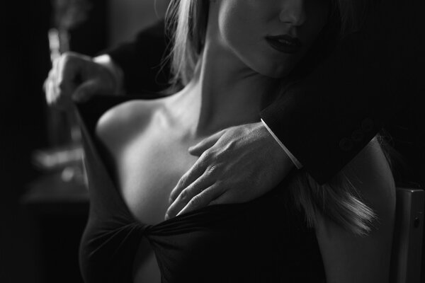 Мужские руки касаются женского бюста
