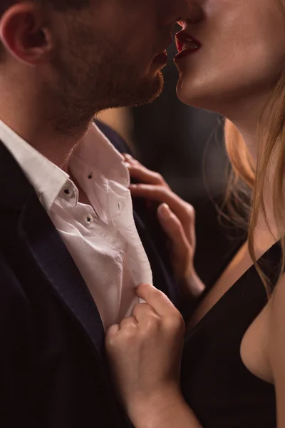 Güzel çift tutkuyla öpüşme