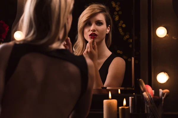 Sexy woman applying red lipstick — Stock Photo, Image